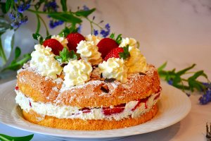 Tort pufos cu frisca si capsuni - tort pufos de casa