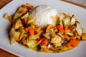 Pui cu legume asiatice si orez alb