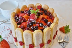 Tort sarlota cu piscoturi si fructe de padure - fara coacere