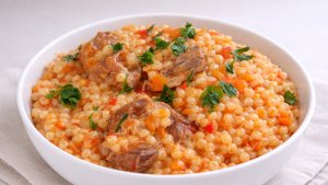 Cus-cus cu pipote în sos de roșii – rețetă sățioasă și aromată