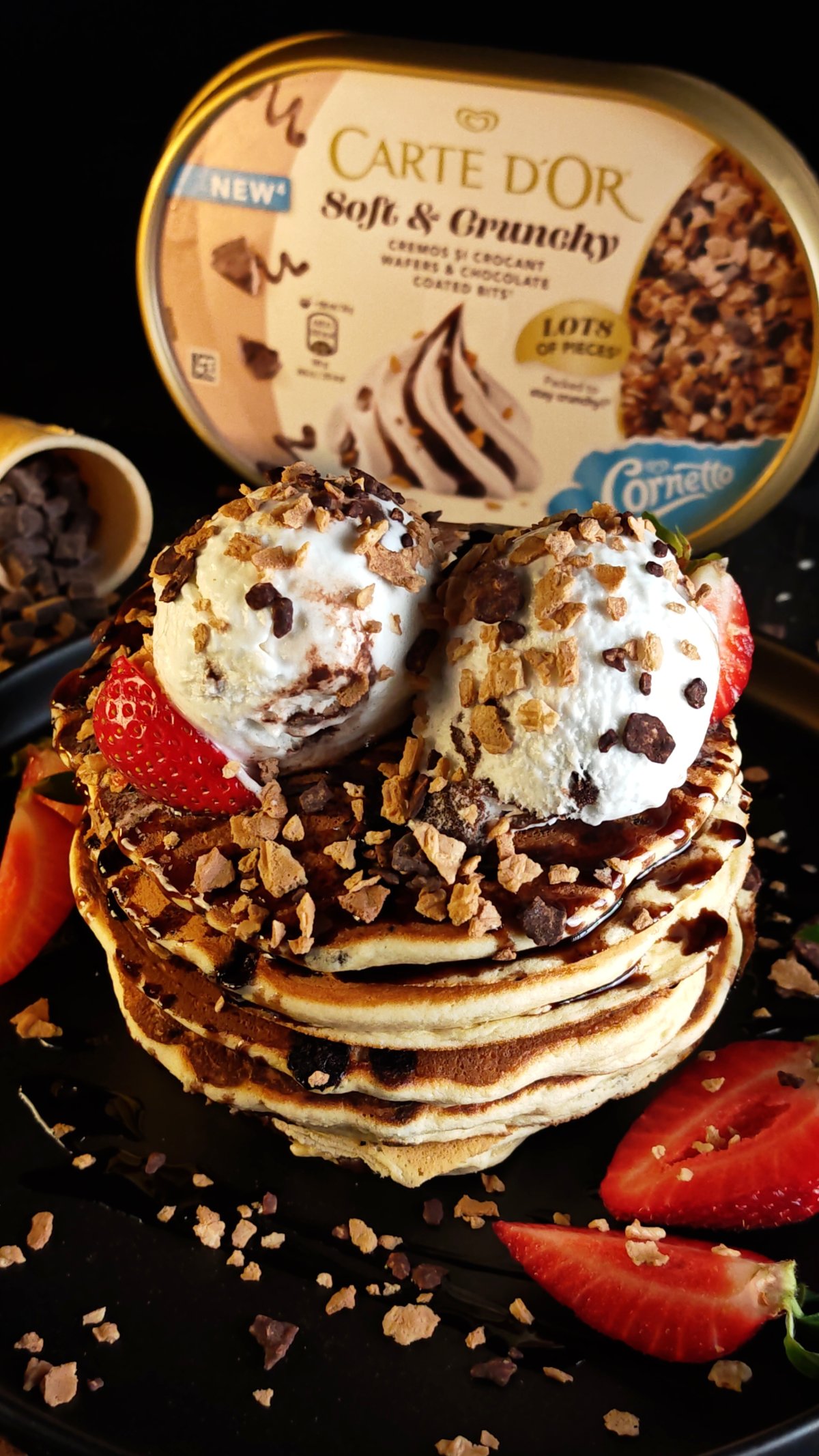 Clătite americane cu fructe, înghețată și topping crunchy
