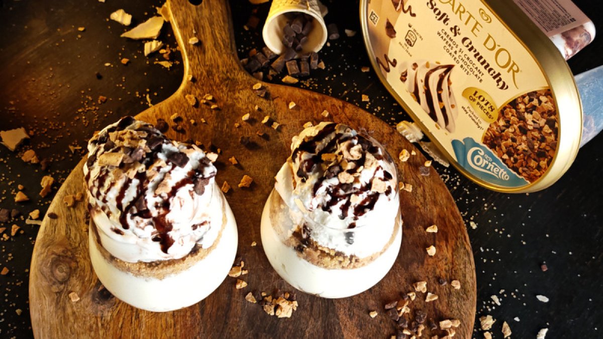 Cheesecake la pahar cu înghețată - Desert ușor, rapid și răcoritor
