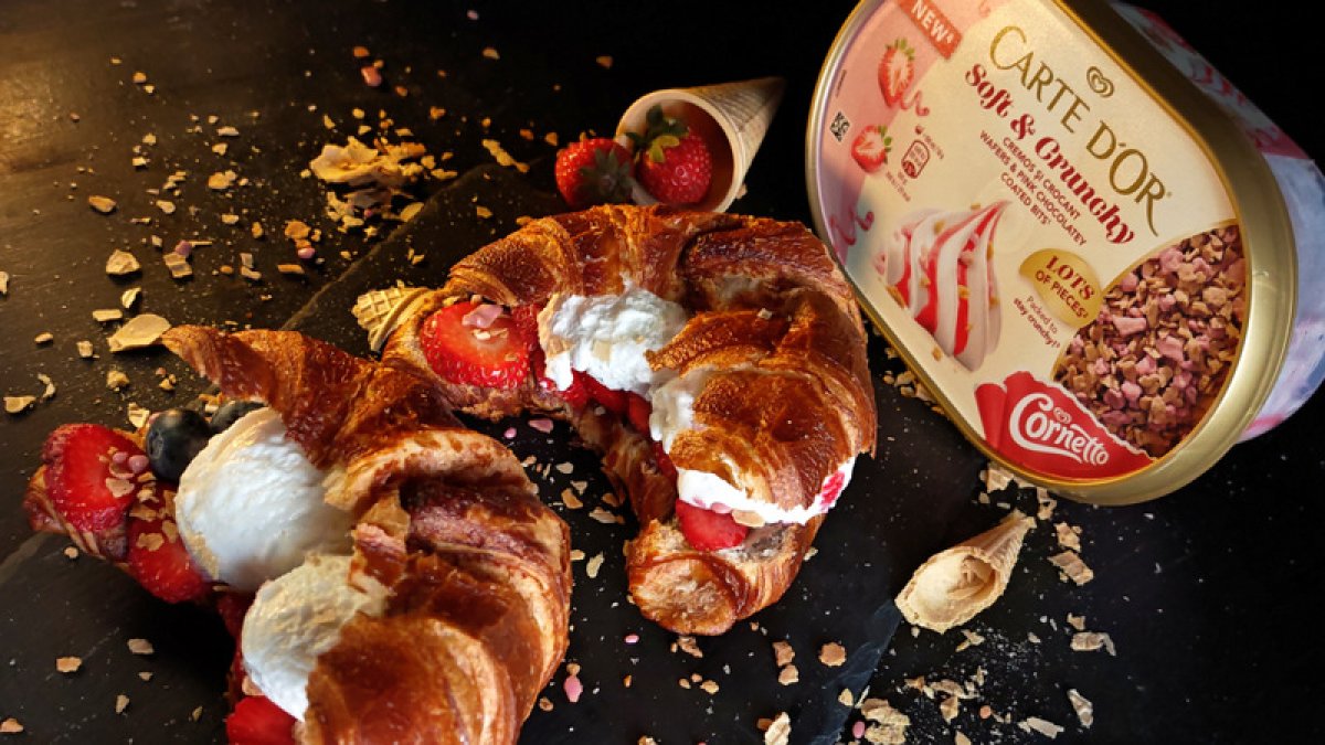 Croissant umplut cu înghețată și fructe - Desertul rapid și delicios
