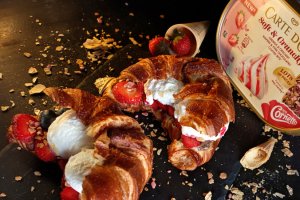 Croissant umplut cu înghețată și fructe - Desertul rapid și delicios