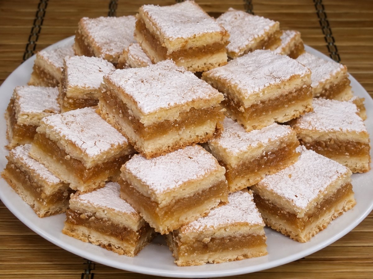 Reteta de Prajitura turnata cu mere, frageda, aromata si usor de facut

